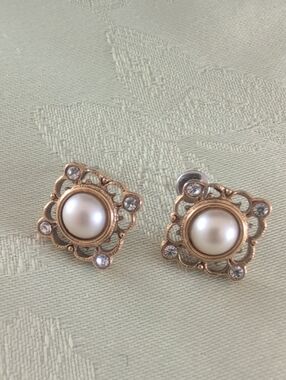 1928 Brand Pearl and Crystal Antique Gold Stud Earrings — Fashion Jewelry